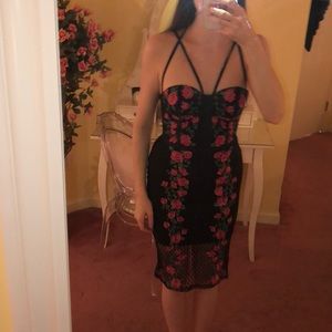 bebe lace dress with floral embroidery🌹